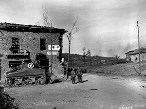 Uno Sherman all'incrocio della Canevaccia sulla strada tra Castel d'Aiano e Gaggio Montano