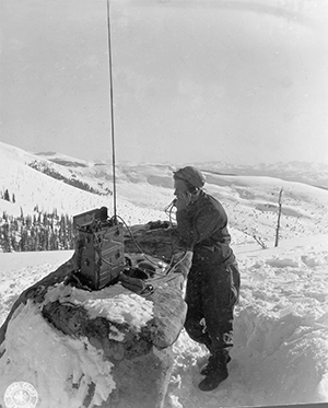 Un soldato della 10a Divisione da montagna comunica con un ricetrasmettitore SCR300
