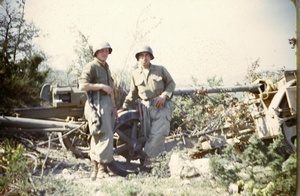 Foto ricordo davanti a un cannone anticarro tedesco