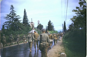 Soldati della Compagnia K della 10a Divisione da montagna marciano verso Verona