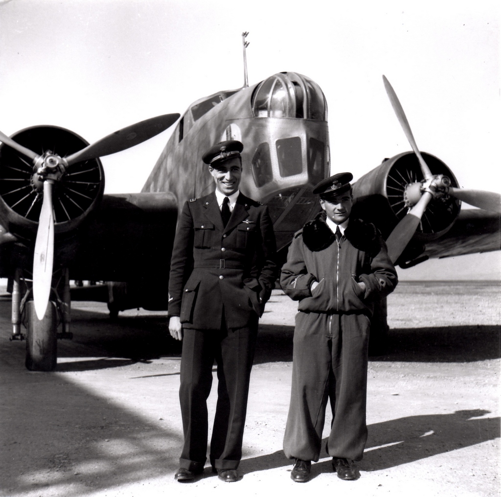 Il bombardiere bimotore Fiat BR20. A sinistra il pilota Bruno Bonzi.
