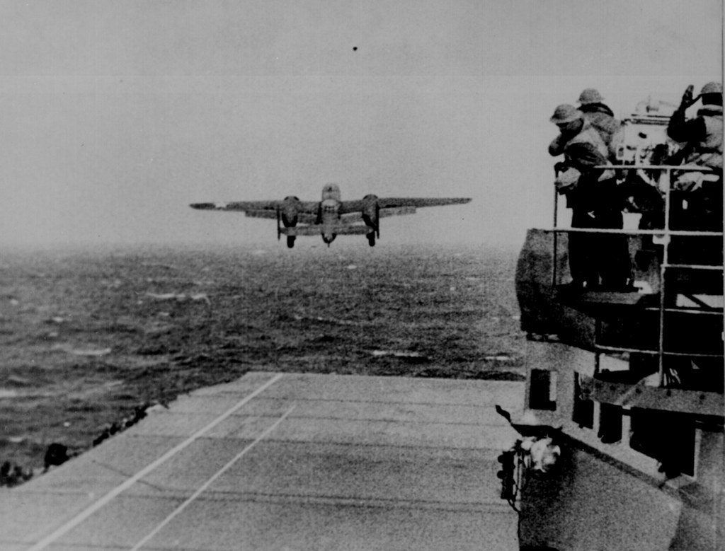 Un bombardiere B25 decolla dalla portaerei USS Hornet per partecipare al raid su Tokio