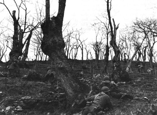 foto di soldati della 92a Divisione di fanteria nei ripiani sottostanti Sommacolonia