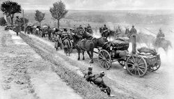 Una colonna di cucine da campo tedesche