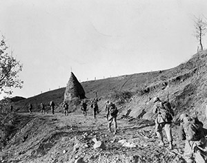 Soldati dell'87° Reggimento di fanteria verso Corona